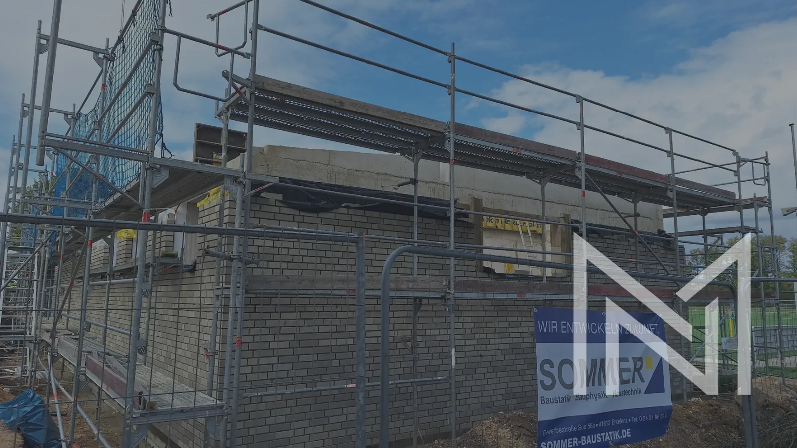 Vereinsheim Effeld — Klinkerfassade und Betondecke